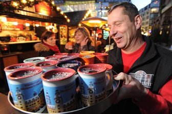 Weihnachtsmarkt-Halbzeit: Bilanz der Händler fällt meist durchwachsen aus - Ronny Mandel ist trotz milder Temperaturen gut gelaunt. Der Glühweinverkauf an seinem Stand laufe ähnlich gut wie im Vorjahr, sagt er.