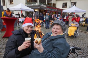 Weihnachtsmarkt im Bethlehemstift Hohenstein-Ernstthal - Anna-Celine Opitz und Renate Ronneberger genießen den ersten Weihnachtsmarkt am Bethlehemstift.