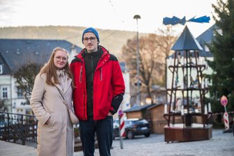Weihnachtsmarkt im Erzgebirge: Wo Engel und Bergmann lebendig werden - Lorena und Paul Scholz sind Engel und Bergmann auf dem Lößnitzer Weihnachtsmarkt.