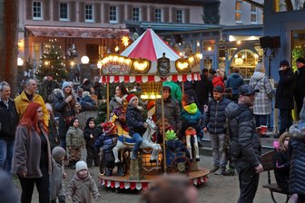 Weihnachtsmarkt im Grünfelder Park in Waldenburg lockt tausende Besucher an: Die besten Fotos vom Mühlenzauber am Samstag - An der Glänzelmühle drehte sich ein historisches Kettenkarussell.