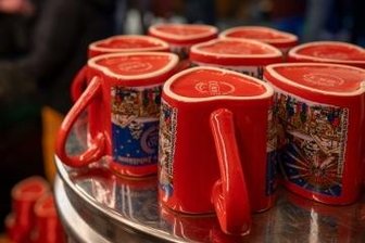 Glühwein auf dem Weihnachtsmarkt trinken: Ob es das dieses Jahr wieder gibt, scheint im Moment unsicher.