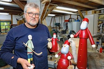 Weihnachtsmarkt in Crimmitschau nur drei Tage offen: Erster Kunsthandwerker sagt ab - Knut Kirsche zeigt in seiner Werkstatt ausgewählte Holzkunstwerke. In diesem Jahr will der Drechsler nicht am Weihnachtsmarkt in Crimmitschau teilnehmen.