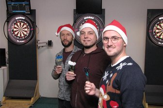 Weihnachtsmarkt in Geringswalde trägt sportliche Züge - Eric Schneiderheinze, Tony Schmidt und Christopher Johne (v. l.) präsentieren sich erstmalig als Abteilung Steeldart auf dem Weihnachtsmarkt.