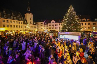 Weihnachtsmarkt in Glauchau: Die schönsten Fotos von der Eröffnung am Freitagabend - Riesen-Andrang zur Eröffnung. Der Markt war kurz vor 18 Uhr prall gefüllt.