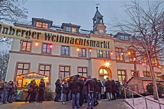 Weihnachtsmarkt in Grünberg bringt Generationen zusammen - Alle Jahre wieder treffen sich die Einheimischen auf dem Vorplatz und in der alten Schule.