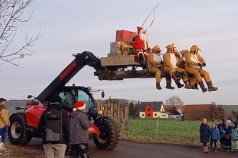 Weihnachtsmarkt in Härtensdorf: Spektakuläre Ankunft des Weihnachtsmanns lockt Schaulustige an - Voriges Jahr kam der Weihnachtsmann mit fliegenden Rentieren auf den Weihnachtsmarkt nach Härtensdorf.