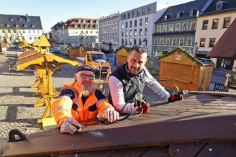 Weihnachtsmarkt in Hohenstein-Ernstthal: Das erwartet Besucher am dritten Adventswochenende - Bauhofmitarbeiter Marco Bergmann (links) und Veranstaltungsmanager Ingo Schelter und gehören zu den vielen Leuten, die noch bis Freitag den Weihnachtsmarkt vorbereitet haben.