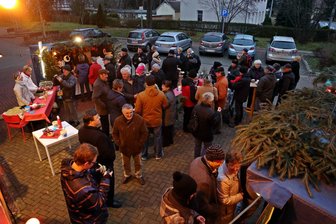Weihnachtsmarkt in Langenhessen: Drei Buden, drei Stunden, viel Stimmung - Schon vor zwei Jahren war der Mini-Weihnachtsmarkt im Ortsteil Langenhessen gut besucht.