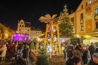 Weihnachtsmarkt in Meerane: Die schönsten Bilder von der Eröffnung am Freitag - Besuchermassen drängen sich zwischen Bühne und Pyramide auf dem Teichplatz.
