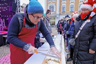 Weihnachtsmarkt in Meerane : Erlös vom Stollenverkauf geht an den Warenkorb -