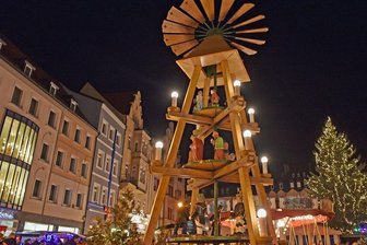 Neben dem traditionellen Weihnachtsbaum und der Pyramide werden wieder zwei Bühnen aufgebaut: Auf der großen Bühne am Marktbrunnen wird es ein Kulturprogramm geben. Auf einer kleinen Miskus-Bühne an der Bushaltestelle wird der Weihnachtsmann Sprechstunde haben.