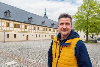 Weihnachtsmarkt in Olbernhau: Diskussion um Standort entzündet sich neu - Matthias Polster, der ein Fachgeschäft für Uhren und Schmuck betreibt und im Stadtrat sitzt, wünscht sich, dass der Weihnachtsmarkt nicht nur im Rittergut stattfindet.
