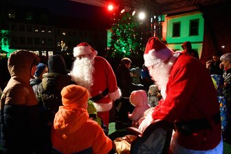Weihnachtsmarkt in Rochlitz: Regen kann die Feierlaune nicht trüben - Der Weihnachtsmann, besser gesagt: zwei davon, machten am Wochenende einen Abstecher nach Rochlitz.