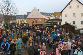 Weihnachtsmarkt in Sayda geöffnet - Buntes Adventstreiben auf dem Saydaer Plan, alljährlich Schauplatz des örtlichen Weihnachtsmarktes.