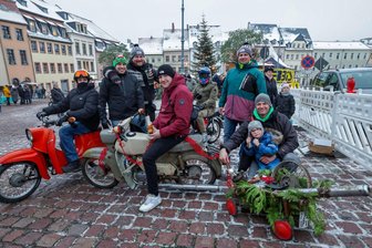 Weihnachtsmarkt in Waldenburg: Lichteln mit zwei Takten - Weihnachten und Mopeds – in Waldenburg passt das zusammen. So reiste Dominic Baumgart (Mitte) mit einem Habicht aus Schlunzig an. Marcus Gäßler (rechts) hat den Treff mit dem Verein Dorfstraße Franken und den Fronsdorfer Waffenschmieden organisiert.