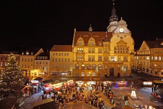 Weihnachtsmarkt in Werdau: Die schönsten Fotos zur Eröffnung am Donnerstagabend - Vor dem Werdauer Rathaus hat die leuchtende Budenstadt bis einschließlich Sonntag geöffnet.
