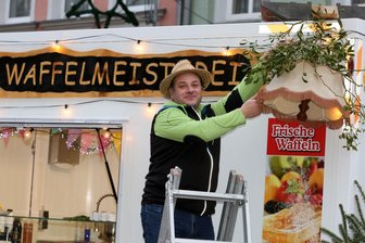 Weihnachtsmarkt in Werdau: Was Pizza-Waffeln, Schoko-Äpfel und Amaretto-Glühwein kosten - Zum ersten Mal beim Werdauer Weihnachtsmarkt dabei: Lutz Kraege mit seiner „Waffelmeisterei“. Der Zwickauer bietet auch eine herzhafte Waffel-Variante an.