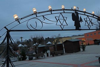 Weihnachtsmarkt in Wilkau-Haßlau: Pizza und Milchreis machen Bratwurst Konkurrenz - Die Markthütten sind aufgebaut, aber noch verwaist. Am Wochenende wird Hochbetrieb erwartet.