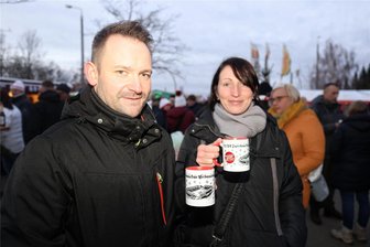 Weihnachtsmarkt in Zwickau-Eckersbach: Fans und FSV Zwickau rücken bei Bratwurst und Glühwein enger zusammen - Corinne und Martin Wieth ließen sich zum Fan-Weihnachtsmarkt den Glühwein aus den speziell hergestellten Tassen schmecken.