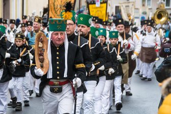 Weihnachtsmarkt, Kinderadvent, Bergparade: Wohin ein Ausflug im Erzgebirge am dritten Advent lohnt - Zahlreiche Trachtenträger und Bergmusikanten ziehen am Wochenende wieder bei der Bergparade durch Marienberg.