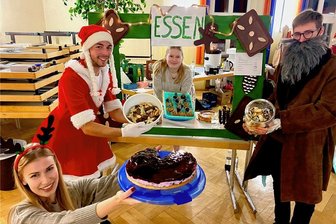 Weihnachtsmarkt lädt in Freiberger Berufsschule ein - Anika Hegewald (19) aus Niederbobritzsch, Maximilian Heyn, Antonia Meyer und Johann Vergöhl (19) aus Hilbersdorf am Imbiss.