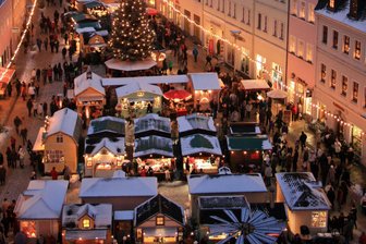 Weihnachtsmarkt, Lichterglanz und festliche Musik: So startet Schneeberg in den Advent - Festlich geschmückt und im Glanz der Lichter strahlt der Weihnachtsmarkt vor dem Rathaus von Schneeberg zum „Lichtelfest“.