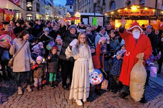 Weihnachtsmarkt lockt mit Aprés-Ski-Party und Feuershow - 2019 hatte es zuletzt den Lichtlwichtl-Umzug zur Eröffnung des Reichenbacher Weihnachtsmarktes gegeben. Erst heute ist es wieder soweit.