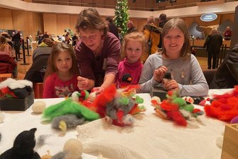 Weihnachtsmarkt mit warmen Füßen in Chemnitz: Kunsthandwerk und leuchtende Kinderaugen in der Stadthalle -