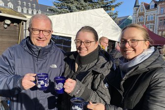 Weihnachtsmarkt Mittweida: Das kosten Glühwein, Bratwurst und Mandeln - Steffen, Lisa und Anna (v.l.) vom Team der Volksbank.