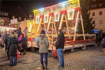 Weihnachtsmarkt Oederan: Darum fährt dieses Jahr kein Bus in die Dörfer - Auf dem Weihnachtsmarkt in Oederan steht auch dieses Jahr die Schiffschaukel bereit (Hier ein Archivbild von 2019).