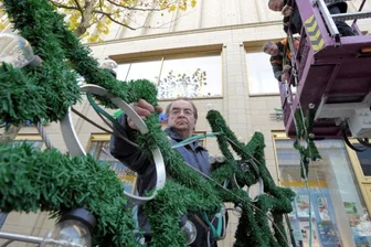Weihnachtsmarkt öffnet erstmals jeden Tag bis 21 Uhr - Im Stadtzentrum hat bereits das Dekorieren für die Adventszeit begonnen. So befestigten Werner Hofmann (vorn) und seine Kollegen am Dienstag Girlanden mit Beleuchtung an der Fassade der Einkaufs-Galerie Roter Turm.