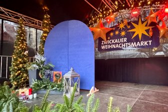 Weihnachtsmarkt Zwickau: Weiße Kerzen zum Gedenken an Amokfahrt-Opfer aus Magdeburg von Bühnenplatz verschwunden - Wo sind die vier Kerzen, die am Samstag noch vor blauem Hintergrund auf der Weihnachtsmarktbühne in Zwickau leuchteten?
