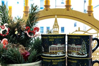 Weihnachtsmarktbesuch am Computer - Die Original Zwickauer-Weihnachtsmarkt-Glühweintasse 2021 kann man in der Tourist-Information kaufen.