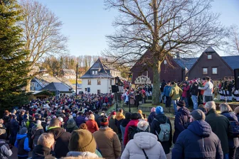Weihnachtsmekka Erzgebirge: In Seiffen trifft sich nicht nur die Republik - Eröffnung der 32. Seiffener Weihnacht: Hunderte verfolgten am Samstagvormittag vor dem Rathaus das Programm der Bergknappschaft, der Trachtengruppe Lebendiges Spielzeug, des Anton-Günther-Chores und des Posaunenchores.