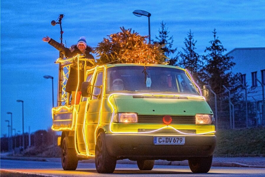 Weihnachtsmobil darf im Erzgebirge nun doch fahren - Darf nun doch fahren: DJ Erzbeat alias Martin Naumann mit seinem Weihnachtsmobil. Foto: Georg Dostmann/Archiv