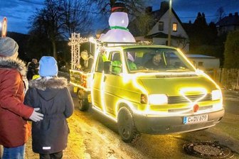 Weihnachtsmobil rollt durch Thalheim - und bringt süße Überraschung -