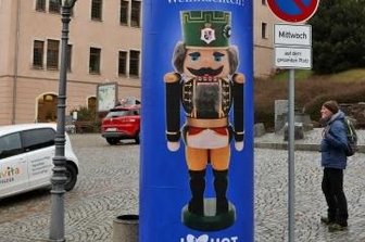 Weihnachtsmotive auf Litfaßsäulen - Litfaßsäulen mit Weihnachtsmotiven stehen am Altmarkt (im Bild eine von zwei), Neumarkt, beim Schützenhaus, am Kaufland und am Rosa-Luxemburg-Park.