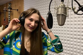 Weihnachtsmusik aus dem Erzgebirge: Aber was hat Engel B. damit zu tun? - Charlotte bei den Aufnahmen für ihr Weihnachtsalbum im Tonstudio von Mirko Süß.