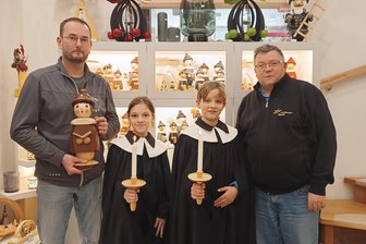 Weihnachtsoratorium erklingt am 7. Dezember im Freiberger Dom - Thomas Schalling, die Kurrendaner Sofiia AbdulaIeva und Moritz Winkler sowie Torsten Lange (v. l.) mit den neuen Kerzenhaltern.