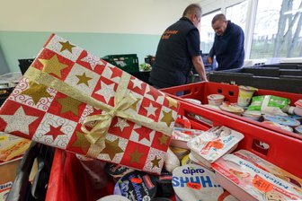 Weihnachtspäckchenaffäre bei der Zwickauer Tafel: Die dunkle Seite des Schenkens - Schöne Bescherung bei der Zwickauer Tafel. Streit bei der Geschenkeausgabe, zerrissene Päckchen am Straßenrand, Müll und alte BHs in den Geschenken.