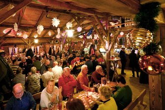Weihnachtsparty-Frühstart in Westsachsen: Callenberg feiert bei Hüttengaudi und Mini-Weihnachtsmarkt - Die "Almhütte" war gut gefüllt und wird in den nächsten Wochen für viele Weihnachtsfeiern genutzt.