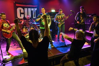Weihnachtspogo in Chemnitz, oder: Warum der Advent immer währen kann - Auch ein Fest der Gemeinsamkeit: der Weihnachtspogo des Alternativen Jugendzentrums Chemnitz am ersten Weihnachtsfeiertag, im Bild die Chemnitzer Band Cut.