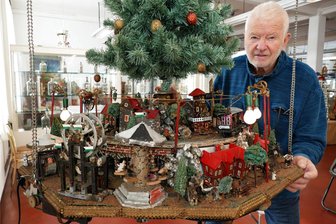 Weihnachtsschau im Gelenauer Depot Pohl-Ströher zeigt 130 Jahre alte Zukunftsvision - Über 100 Jahre alt ist diese mechanische Landschaft, die Eckart Holler und seine Kollegen aus dem Depot Pohl-Ströher in der Weihnachtsschau präsentieren können.