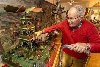 Weihnachtsschau in Falkenstein: Warum es in Paradiesgärten nicht nur Biblisches gibt - Matthias Andrick baut die neue Ausstellung in Falkenstein auf.
