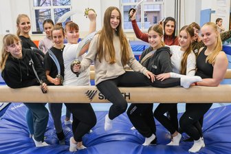 Weihnachtsschauturnen in Chemnitz verspricht meisterliche Vorführungen und emotionale Momente - Turnerin Jesenia Schäfer (Mitte) wird am Samstag in der Richard-Hartmann-Halle beim „Tanz der Amazonen“ im Stück „Gaukler, Hühner, Bauernspaß“ auftreten. Sie probte dafür mit ihren Vereinskolleginnen in der Altendorfer Sporthalle.