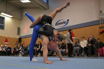 Weihnachtsschauturnen in Thalheim: Sporthalle platzt aus allen Nähten - Michelle Becher vom SV Tanne und Tobias Radoi vom TSV Monheim begeisterten das Publikum in Thalheim.