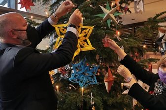 Weihnachtssterne verwandeln sich in erfüllte Kinderträume - Monika Uhlmann und Marco Rumpf hoffen, dass alle Spendensterne Interessenten finden - denn jeder Euro hilft, mit gezielten Projekten sozial benachteiligte Kinder und Jugendliche zu fördern.