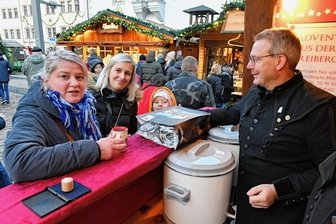 Weihnachtsstimmung in Freiberg zurück - Zum Einkauf luden Freiberger Händler am 1. Advent ein. Oberbürgermeister Sven Krüger schenkte auf dem Christmarkt Glühwein aus, im Bild Paola Schepnitz mit Tochter Thea und Doreen Müller-Lepsin. 