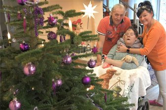 Weihnachtsstimmung trotz Schicksalsschlag: Die Geschichte der jungen Polizistin aus Brand-Erbisdorf - Janet und Veiko Lohse pflegen ihre Tochter Jessica zu Hause in Brand-Erbisdorf. Das Leben der Familie hat sich von einer Sekunde auf die andere verändert - seit 2017 liegt die junge Frau im Wachkoma.