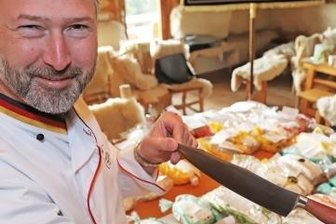 Weihnachtsstollen unterziehen sich Prüfung in Blockhausen - Stollenprüfer André Bernatzky zeigt sein Pirnaer Stollenmesser, mit dem er die Stollen anschneidet. 